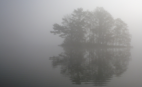 朝霧に包まれる小野川湖